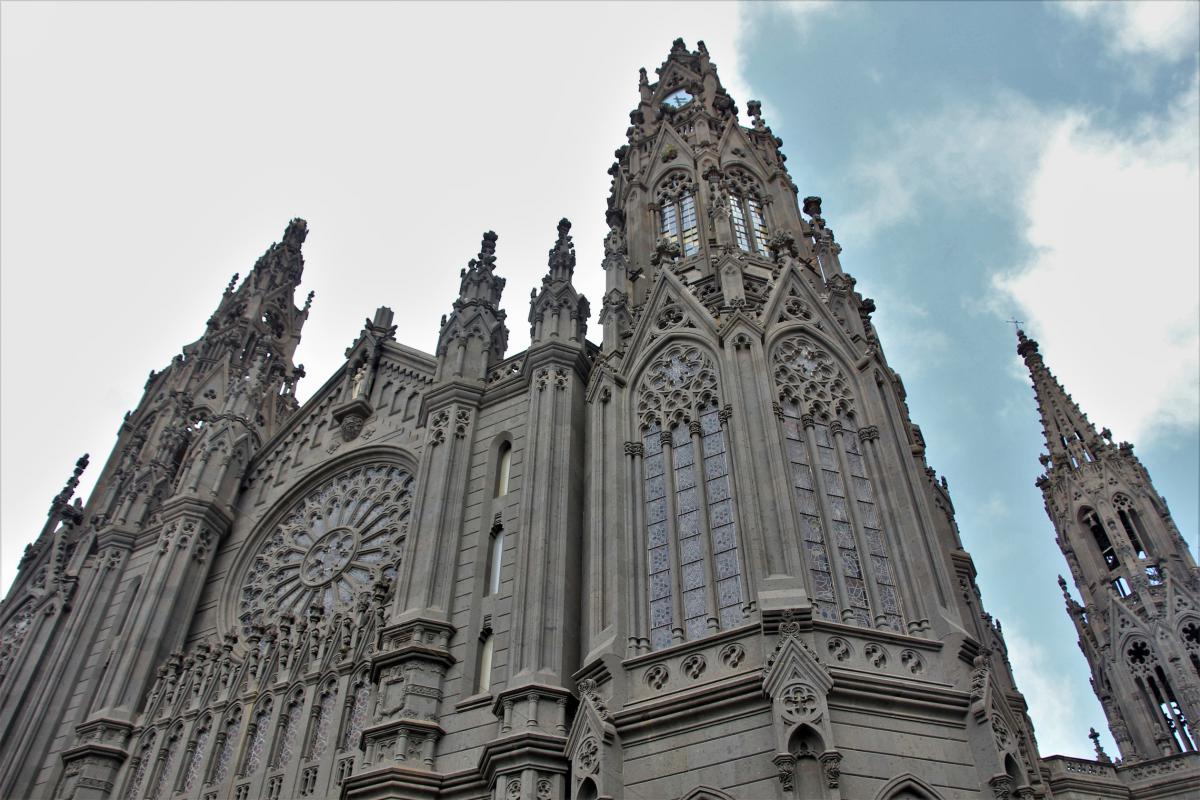 Indrukwekkende gevel en torens van de kerk in gotische stijl.