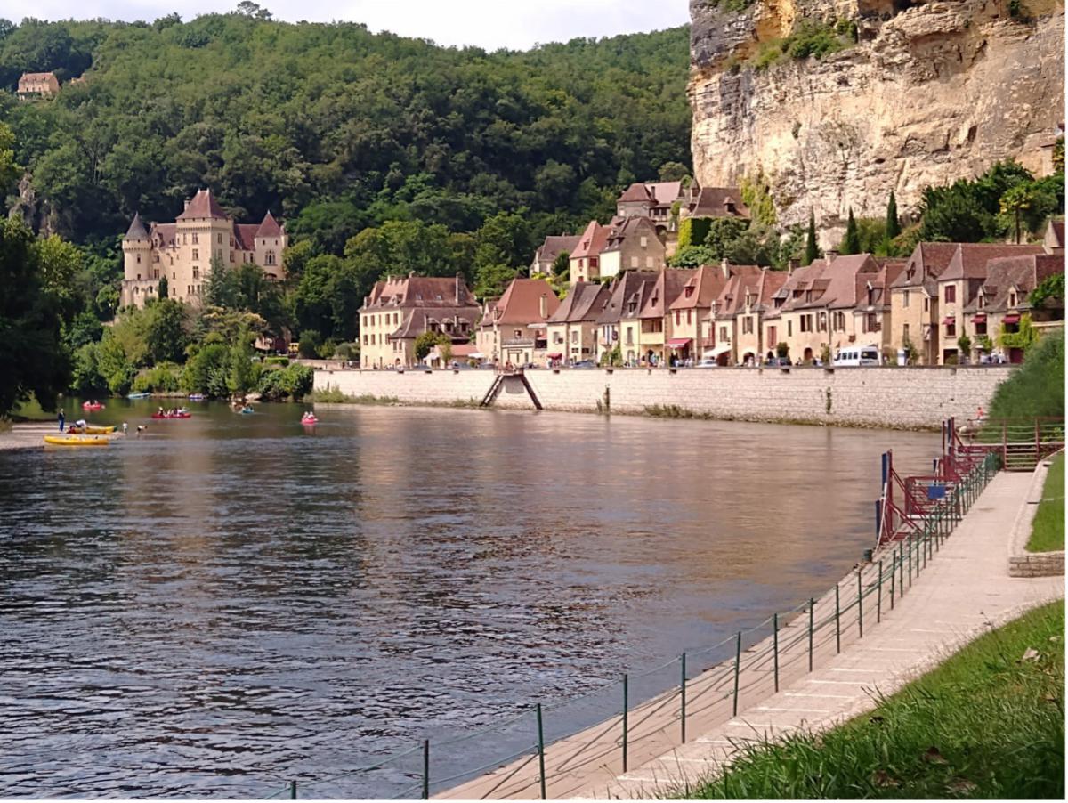  een handvol mooie huisjes, geprangd tussen een rots en de Dordogne-rivier.