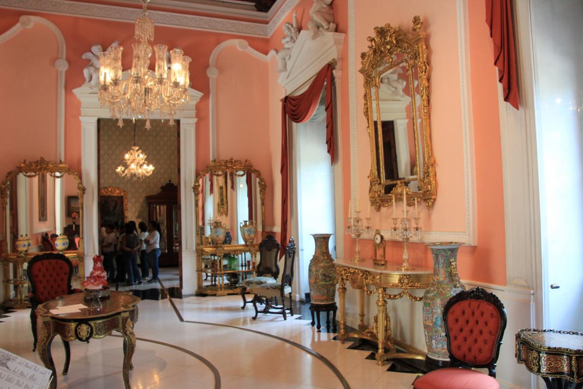 Kristallen kroonluchters, vergulde spiegels en elegante meubels. Het luxeleven van de Spaanse veroveraars.