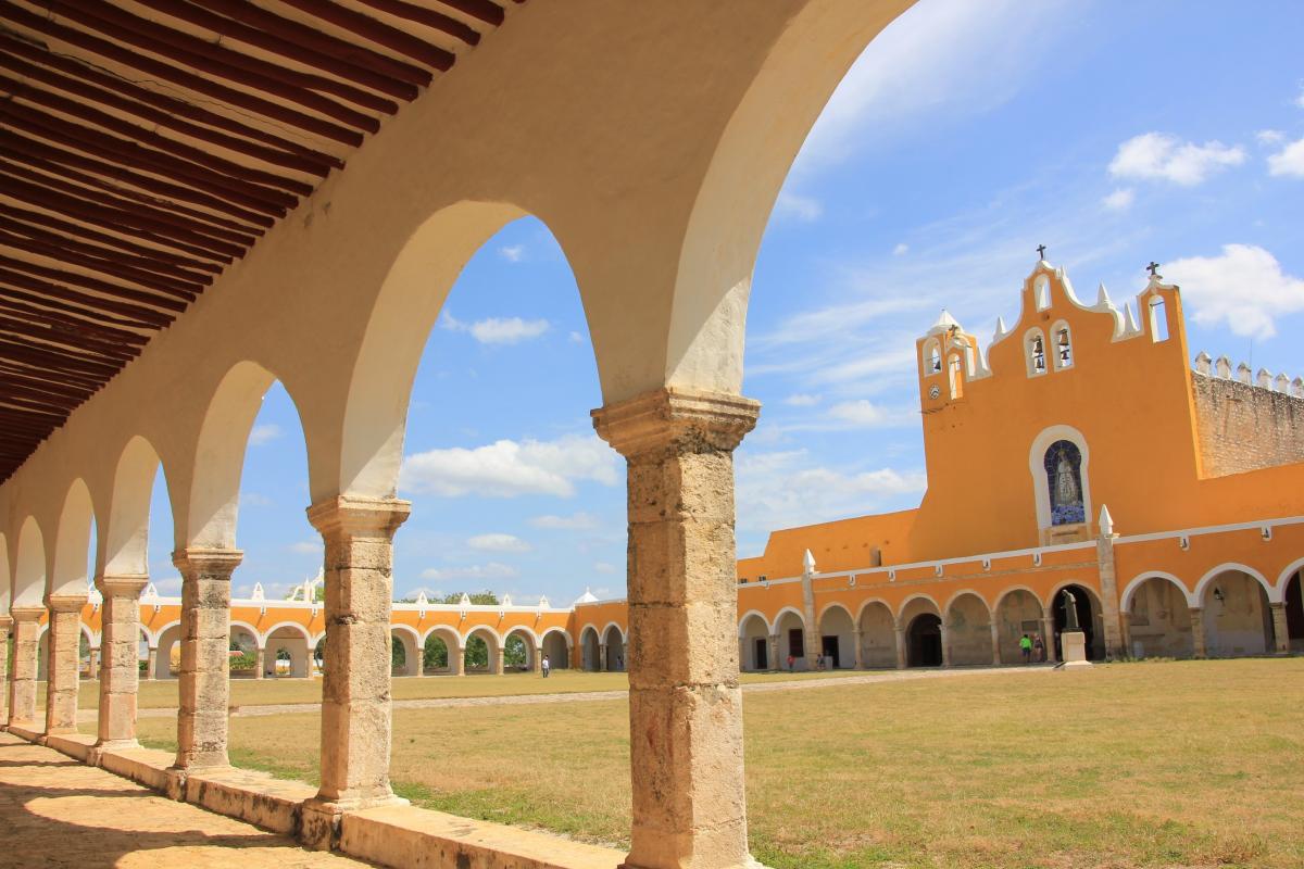 Het binnenplein van het klooster heeft rondom een wandelgang met rondbogen.