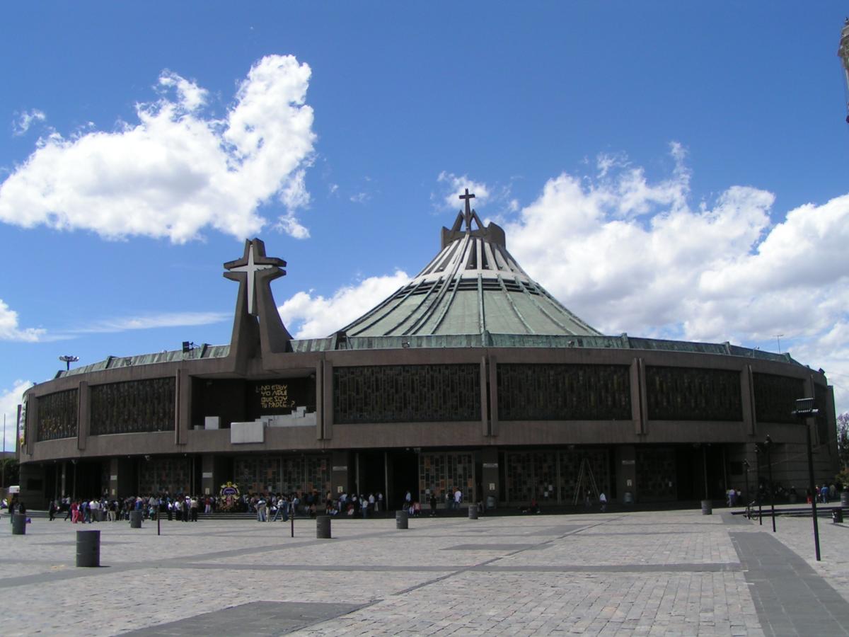 De basiliek is een rond gebouw, met een dak dat lijkt op de nok van een grote tent.