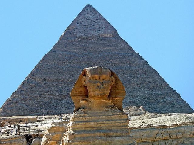 (c) Dennis Jarvis by creative commons Voor een piramide rust een metershoge sfinx, een leeuw met mensenhoofd.