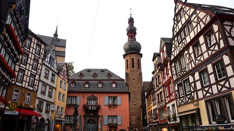 Cochem (Mosel) (c) Anne Lotte via Flickr (creative commons) Typische huizen in vakwerkstijl sieren de markt van Cochem aan de Moezel.