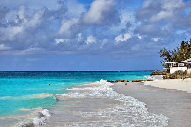 Barbados beach (c) Berit Watkin by creative commons Witte stranden en een azuurblauwe zee. Had jij je iets anders bij Barbados voorgesteld?