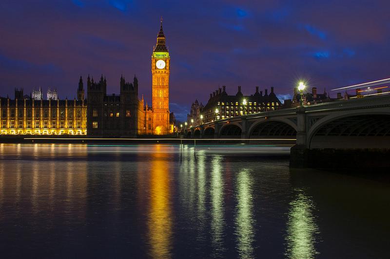 Big Ben and the Houses of Parliament (c) Ricardo Santeugini by Creative Common Nachtelijk Londen, met de Big Ben-toren prominent verlicht.
