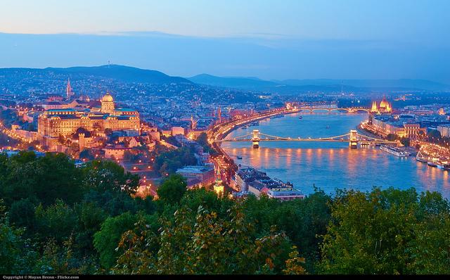 Budapest (c) Moyan Brenn by creative commons Fraai verlicht panorama over Budapest, met de bruggen over de Donau die Buda en Pest verbinden.