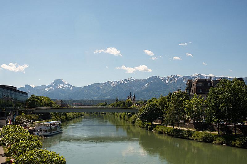 Drava (c) Andrey by creative commons Brug over de Drau (Drava), een zijrivier van de Donau, met Oostenrijkse bergen aan de horizon.