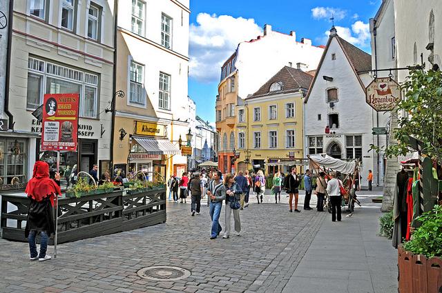 Tallinn (c) Dennis Jarvis by creative commons Winkelwandelstraat in het centrum van de Estse hoofdstad