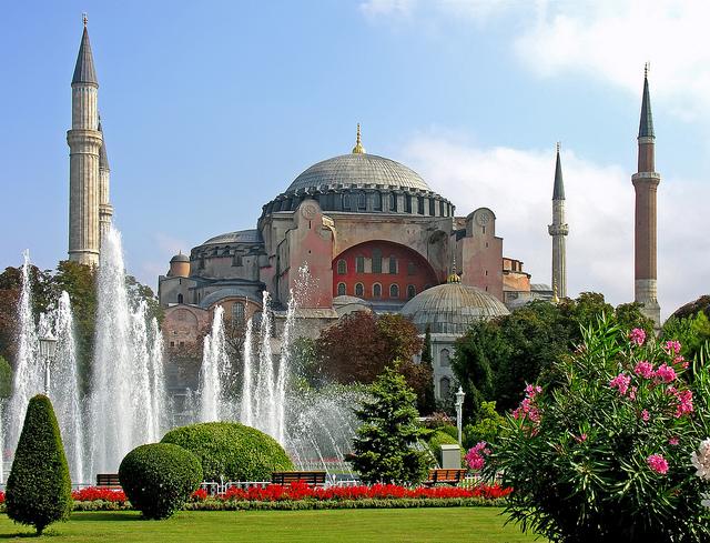 Hagia Sophia, Istanbul (c) Dennis Jarvis by creative commons De Hagia Sophia moskee in volle glorie, tussen bloemen en planten.