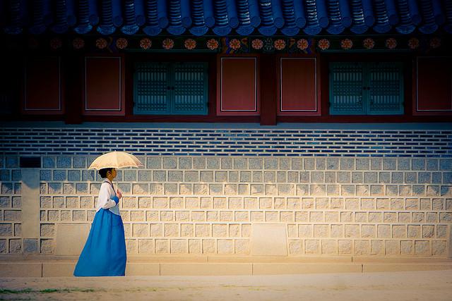Seoul (c) Byoung Wook - Toughkid Kim by Creative Commons Een poëtische foto uit Seoul, Korea: een vrouw met blauwe jurk en witte parasol wandelt voorbij.