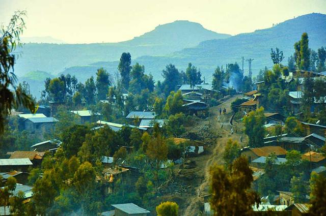 Lalibela morning (c) Rod Waddington by creative commons De stad Lalibela ontwaakt, met op de achtergrond het gebergte.