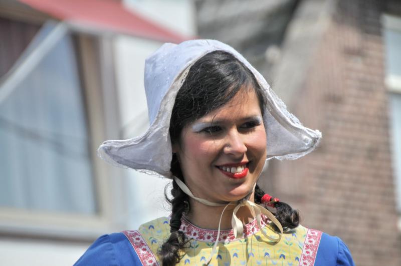 Meisje in Zoetermeer (c) Peter de Wit by creative commons Jonge vrouw in de traditionele klederdracht van Zoetermeer.