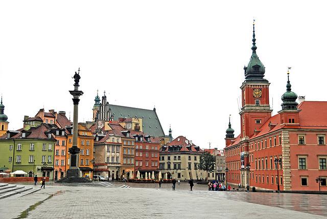 Place of Kings - Stare Miasto, Warszawa (c) archer10 (Dennis) by creative commons Rode, groene, oranje en beige gebouwen geven dit statige koningsplein een bijzondere sfeer.