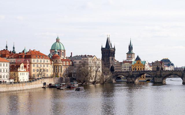 Praag (c) Roman Boed by creative commons Enkele van de vele torens in de Tsjechische hoofdstad, met de beroemde Karlsbrug.