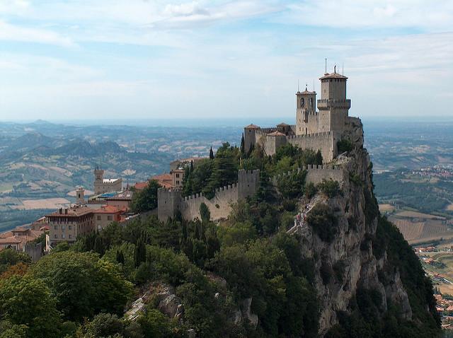 San Marino (c) fdecomite by creative commons Het oude fort van San Marino torent hoog boven het landschap uit.