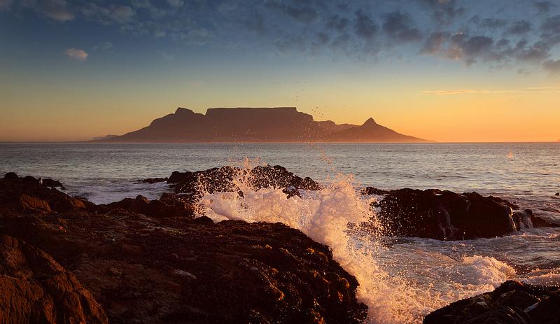 Table Mountain, Cape Town (c) Dietmar Temps by Creative commons Zonsondergang boven Kaapstad, met de Tafelberg aan de horizon.