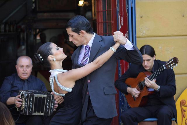 Tango (c) Mellagi by creative commons Begeleid met gitaar en bandoneon dansen een man een vrouw de tango in Buenos Aires.
