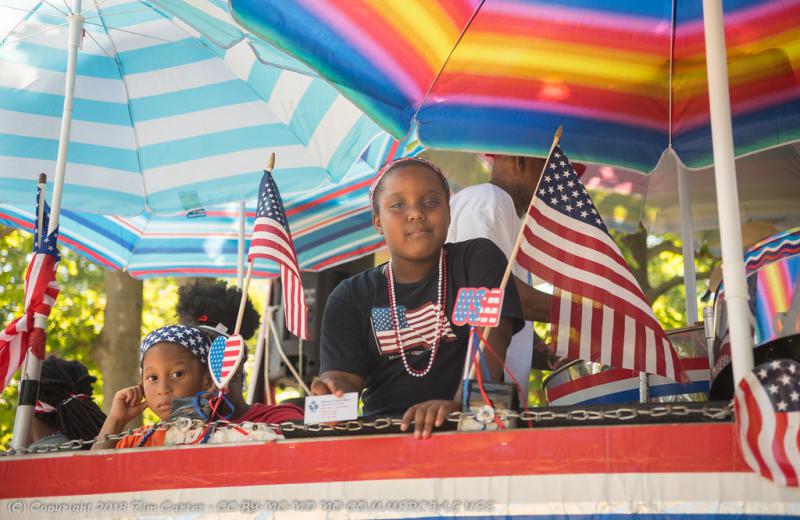 July 4th (c) Tim Carter by creative commons Twee Afro-Amerikaanse kinderen tijdens een 4 juli-viering.