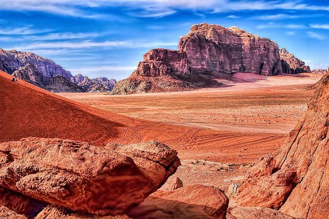 Rotsen en rood zand geven het landschap een bevreemdende sfeer.