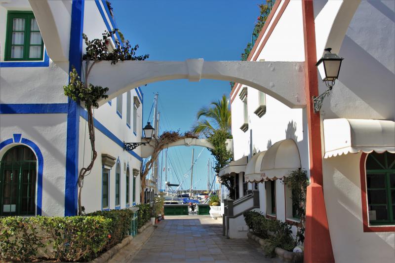 Een smal straatje richting de plezierboten in Puerto de Mogàn.