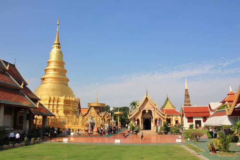 Tempelcomplex met een gouden stupa/chedi (toren)