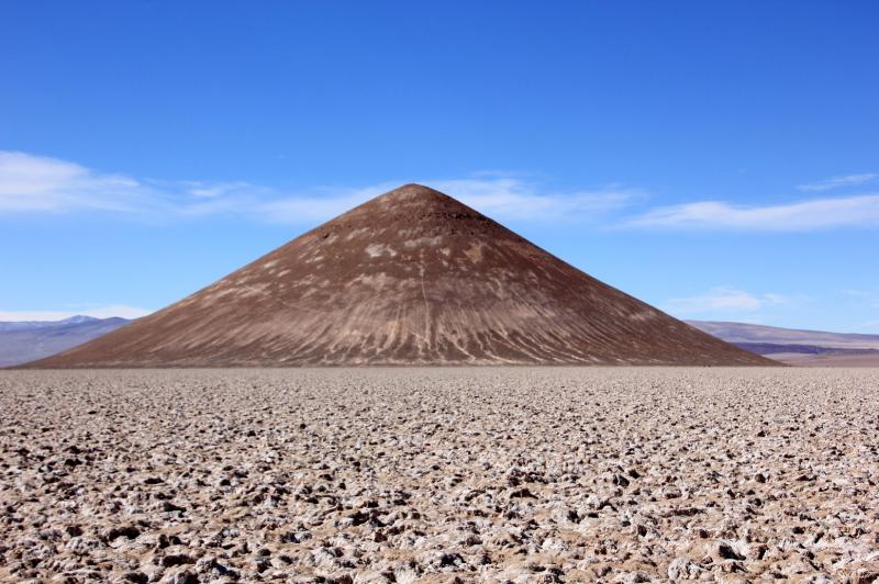 De natuurlijke piramide rijst uit boven de zoutvlakte.