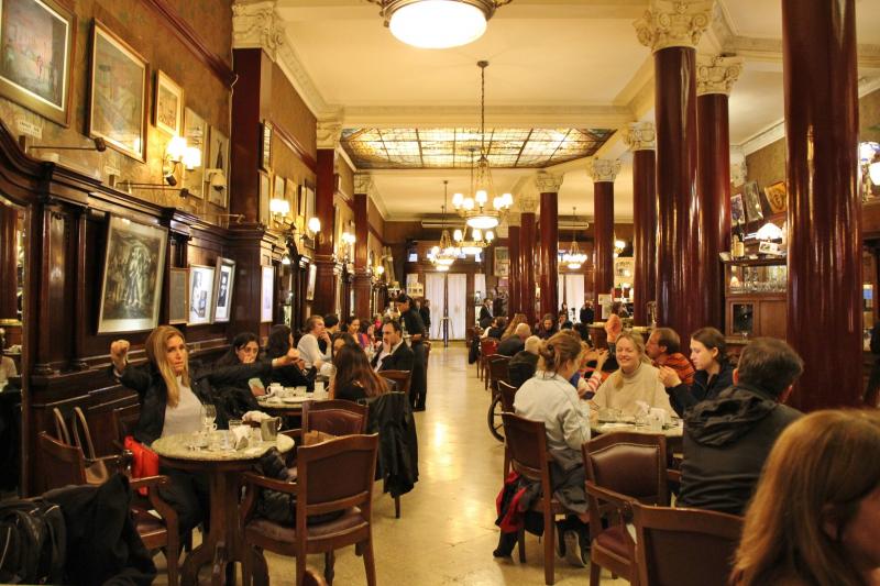 Het interieur van het café voert je helemaal terug naar het einde van de 19de eeuw.