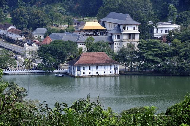 Luchtfoto van de stad Kandy, gelegen aan het water.