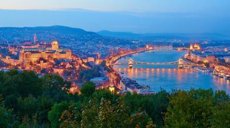 Fraai verlicht panorama over Budapest, met de bruggen over de Donau die Buda en Pest verbinden.
