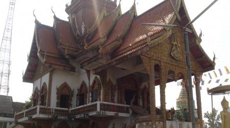 Thaise tempel met grillige daken en boeddhabeelden