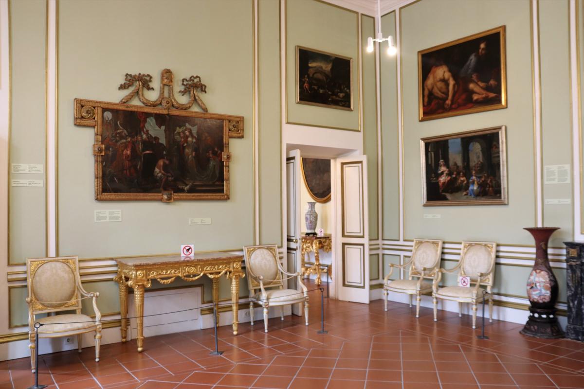 Interieur van het Rectorenpaleis met lichtgekleurde en vergulde meubels en kunstwerken.