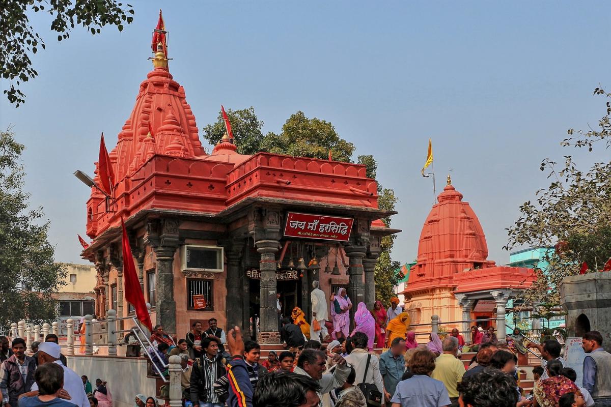 Menigte rond de opvallende oranje torens van Ram Ghat. 