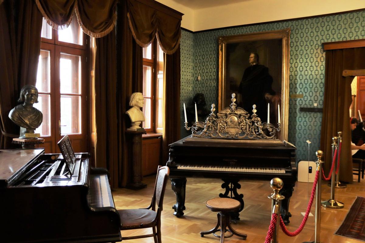 Salon in het Franz Liszt museum, met twee piano's.
