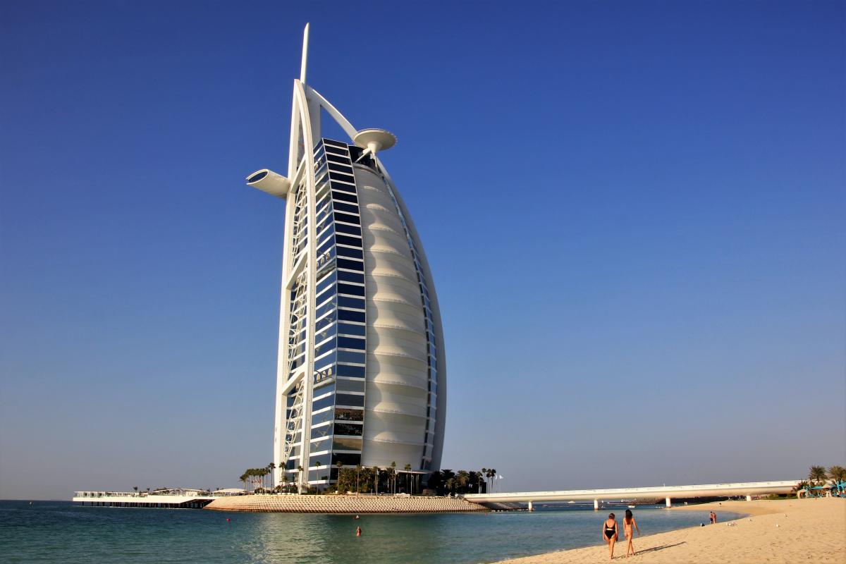 Het luxehotel Bur Al Arab Jumeirah lijkt wat op een zeilschip.
