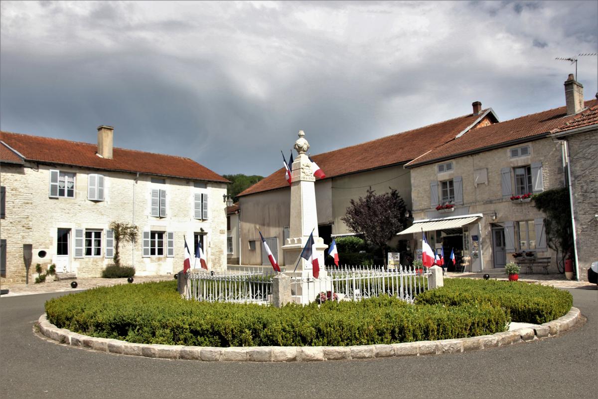 Gedenkzuil versierd met Franse vlaggen.