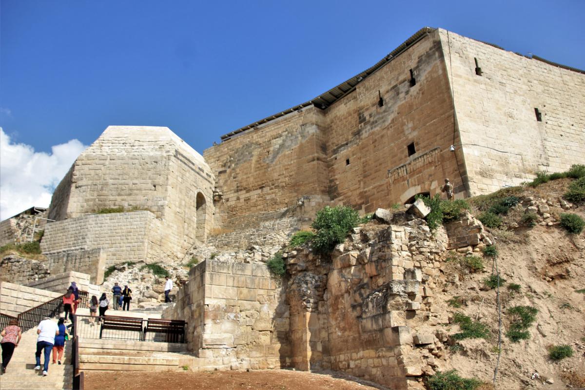 Toeristen beklimmen de trappen naar de citadel.