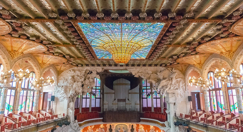 De concertzaal in de het beroemde muziekpaleis is overdadig versierd met een plafond in brandglas en fraai houtsnijwerk.