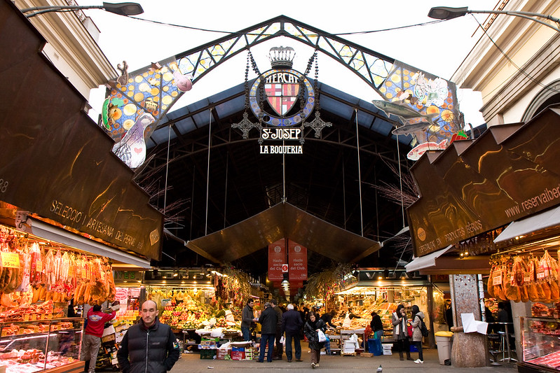 Kramen met etenswaren rond de ingangspoort van de Sant Josep markt, ook bekend als La Boqueria.