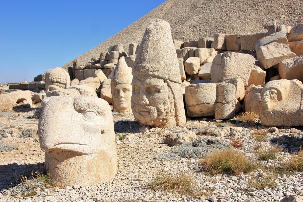 Standbeeld-hoofden in witte steen.