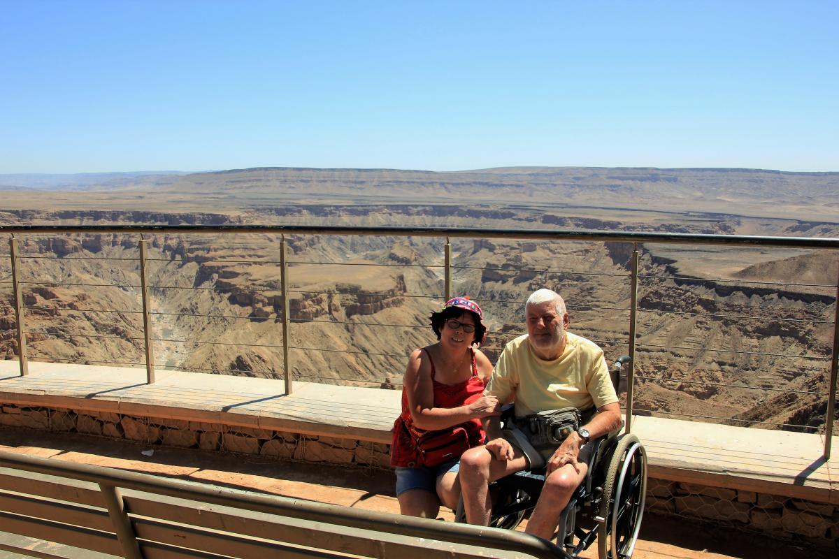 Jozef en Marie-Claire poseren tegen de achtergrond van een Namibisch panorama.
