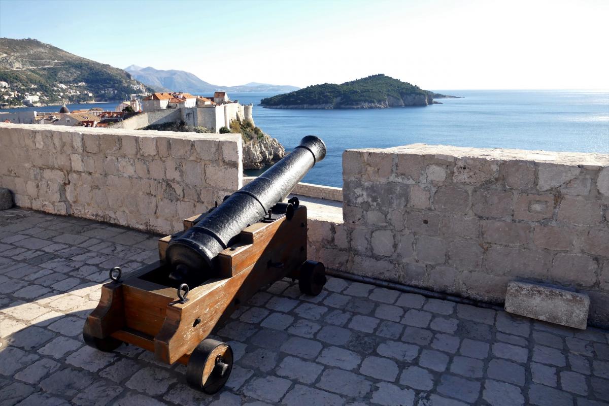 Zicht over de Dalmatische kust vanaf het fort. Een kanon staat klaar tussen de kantelen.