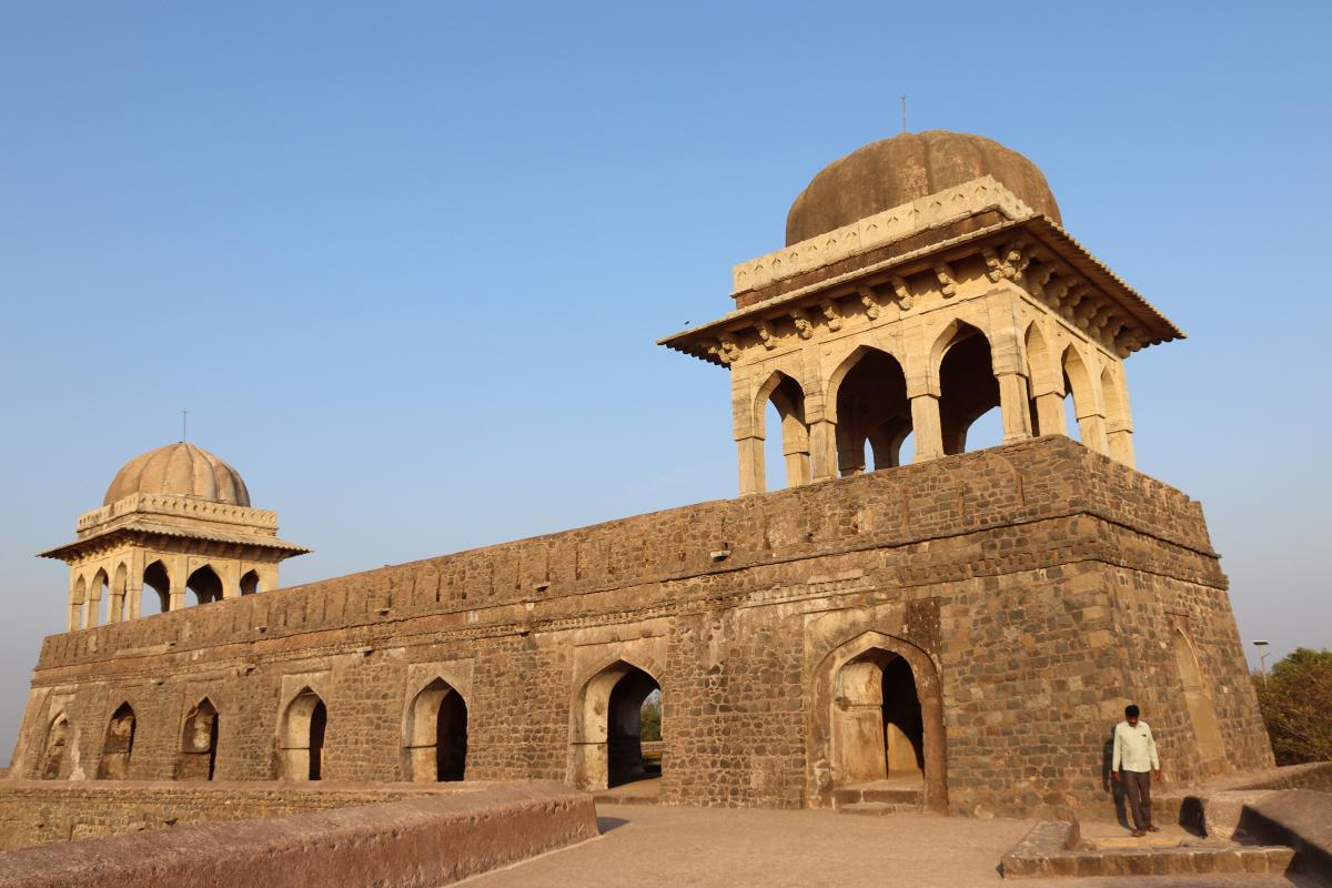 Buitenzicht van het Roopmati-paviljoen, genoemd naar de legendarische zangeres Roopmati of Rani.