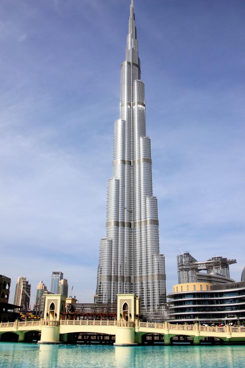 Burj Khalifa torent hoog boven alle andere gebouwen uit.
