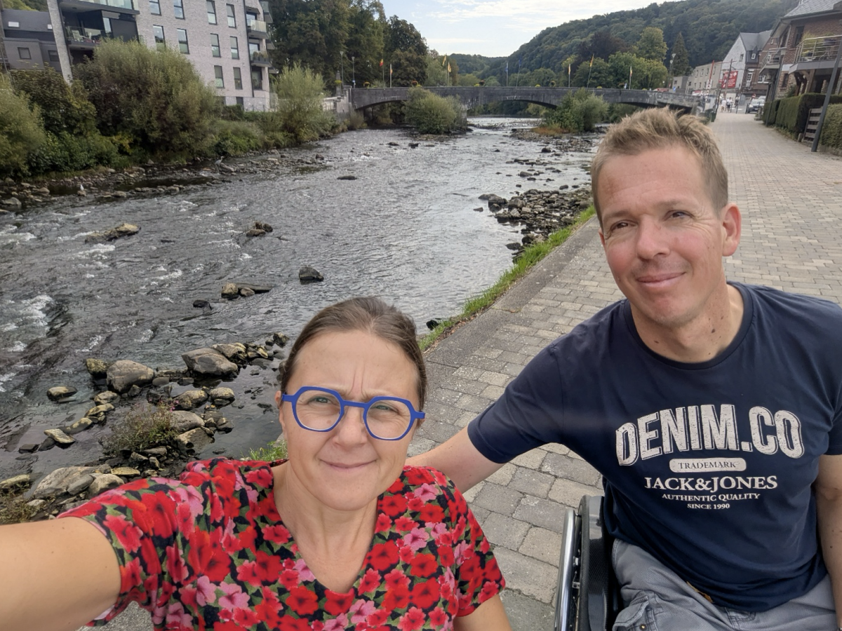 Selfie op een mooi toegankelijk wandelpad langs de oevers van de Amblève.
