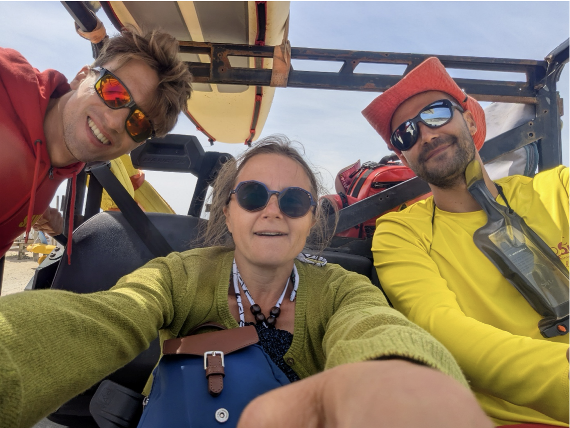 Lien met twee strandredders in de buggy-auto.