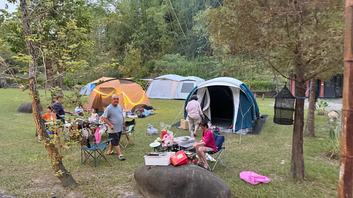 Kampeerders in het Mountain realm.