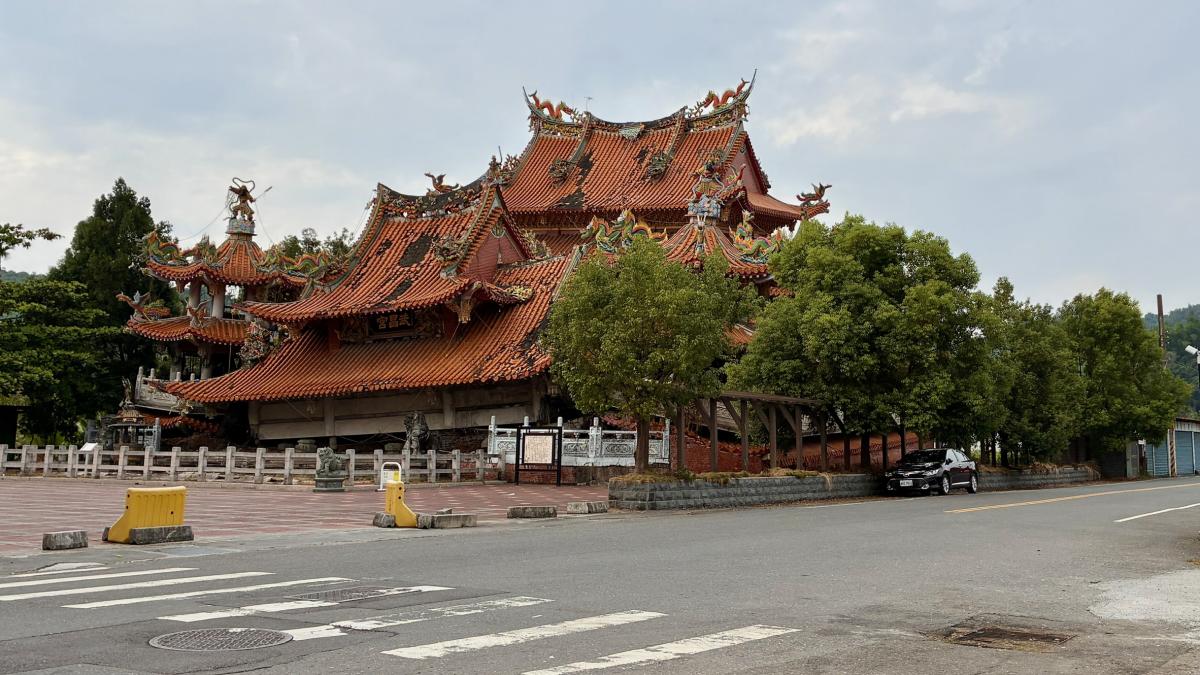 Ruïne van een tempel, getroffen door de aardbeving van 1998.