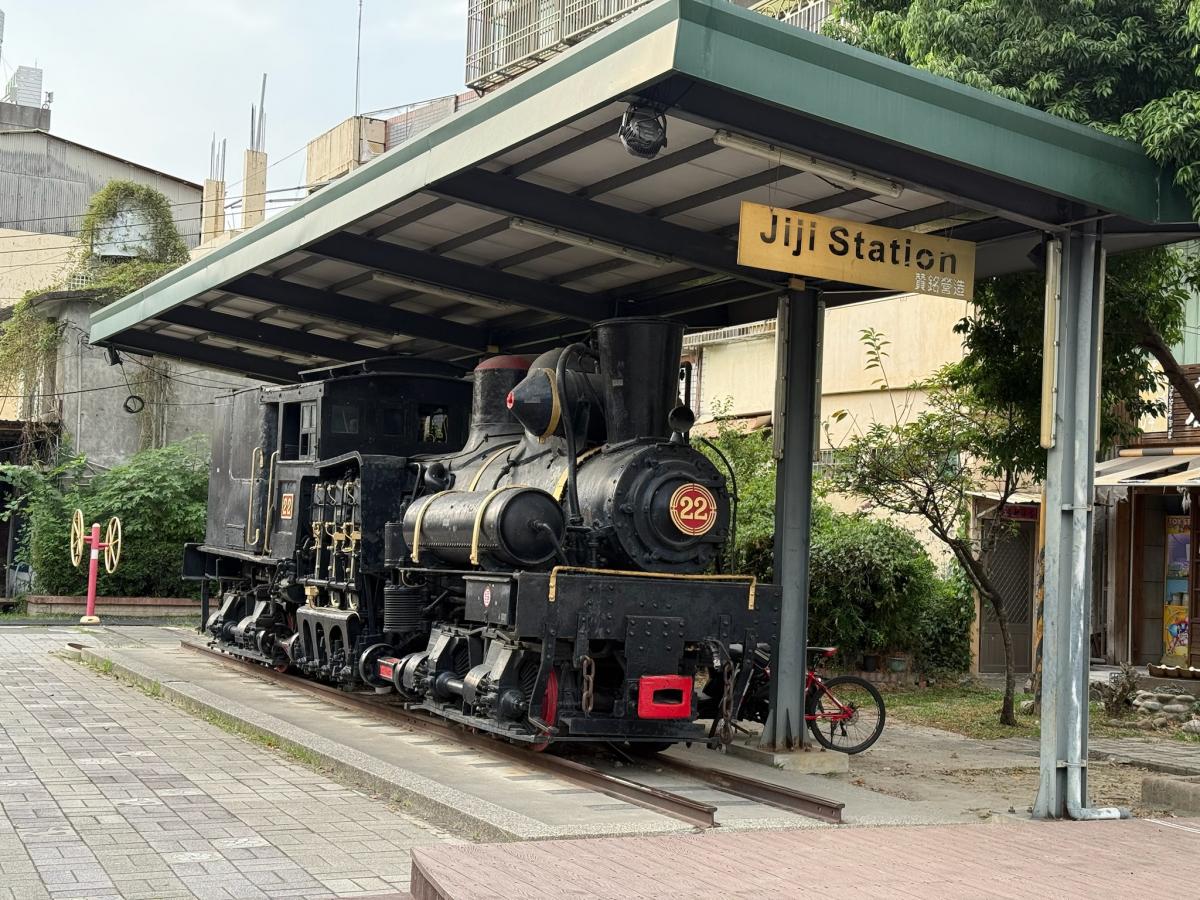 Een historische locomotief te bezichtigen bij het oude station.