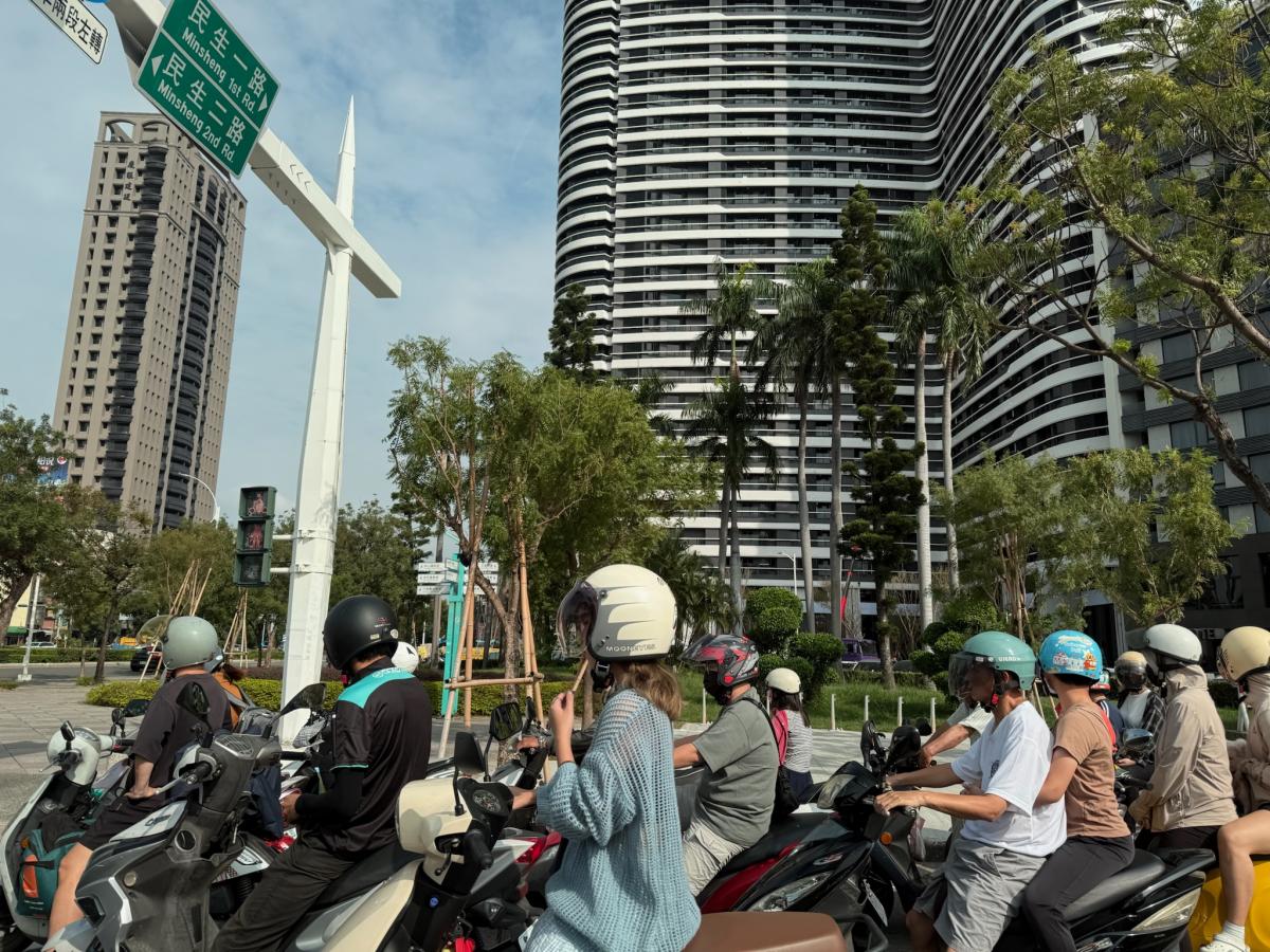 Motorfietsen en scooters, wachtend aan een verkeerslicht.