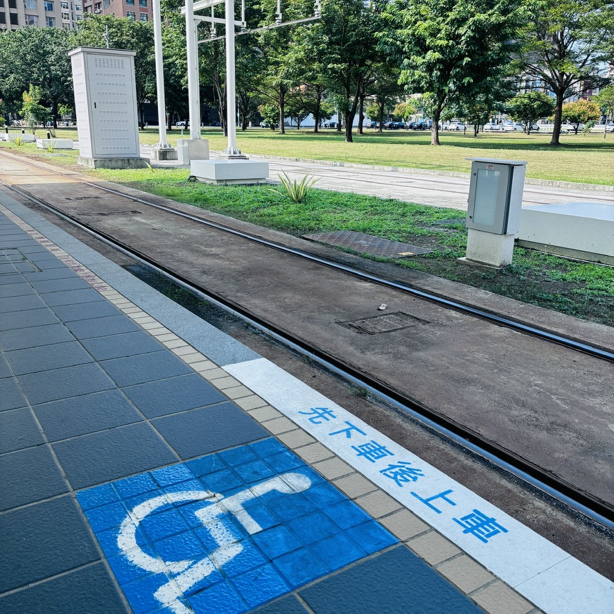 Een rolstoelsymbool duidt op het perron aan waar de drempelloze deur van de tram komt. 